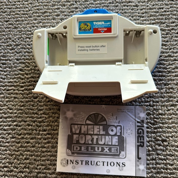 Tiger Wheel of Fortune Deluxe Electronic Handheld LCD Screen Video Game 1999 - Picture 3 of 8
